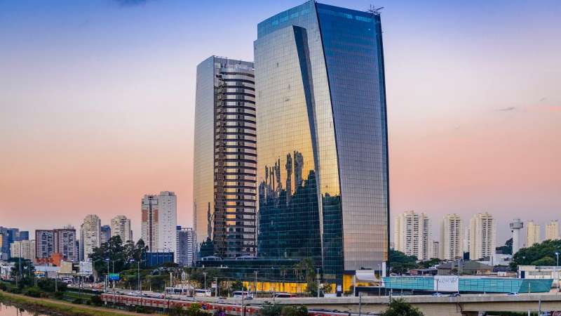 Adjacente à Marginal Pinheiros, há duas torres que chamam muito a atenção do passante. As linhas curvas que compõem os edifícios do Complexo 17007, em São Paulo, evocam a modernidade e a autoridade do