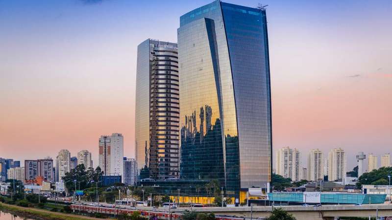 Torre Alpha: conheça a torre do inovador Complexo 17007, em São Paulo Adjacente à Marginal Pinheiros, há duas torres que chamam muito a atenção do passante. As linhas curvas que compõem os edifícios do Complexo 17007, em São Paulo, evocam a modernidade e a autoridade do